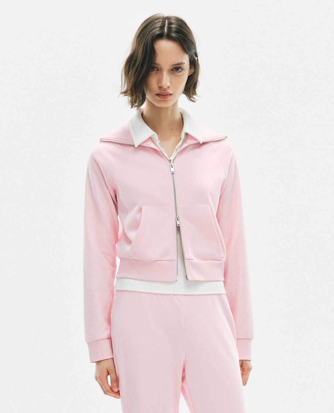 URBAN REVIVO - Áo khoác croptop nữ cổ bẻ tay dài khóa kéo