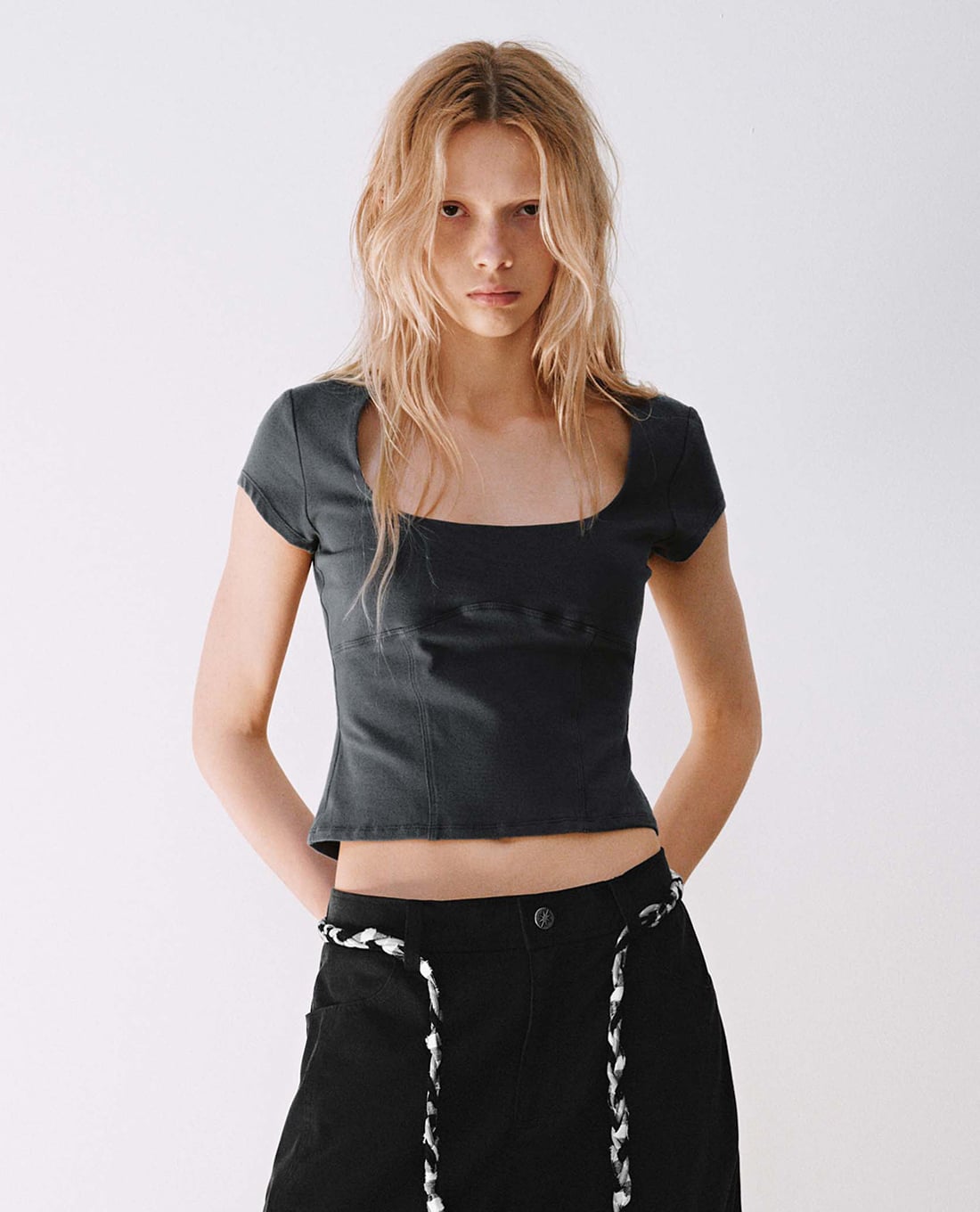 URBAN REVIVO - Áo croptop nữ cổ vuông tay ngắn