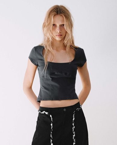  URBAN REVIVO - Áo croptop nữ cổ vuông tay ngắn 