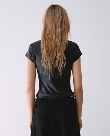  URBAN REVIVO - Áo croptop nữ cổ vuông tay ngắn 