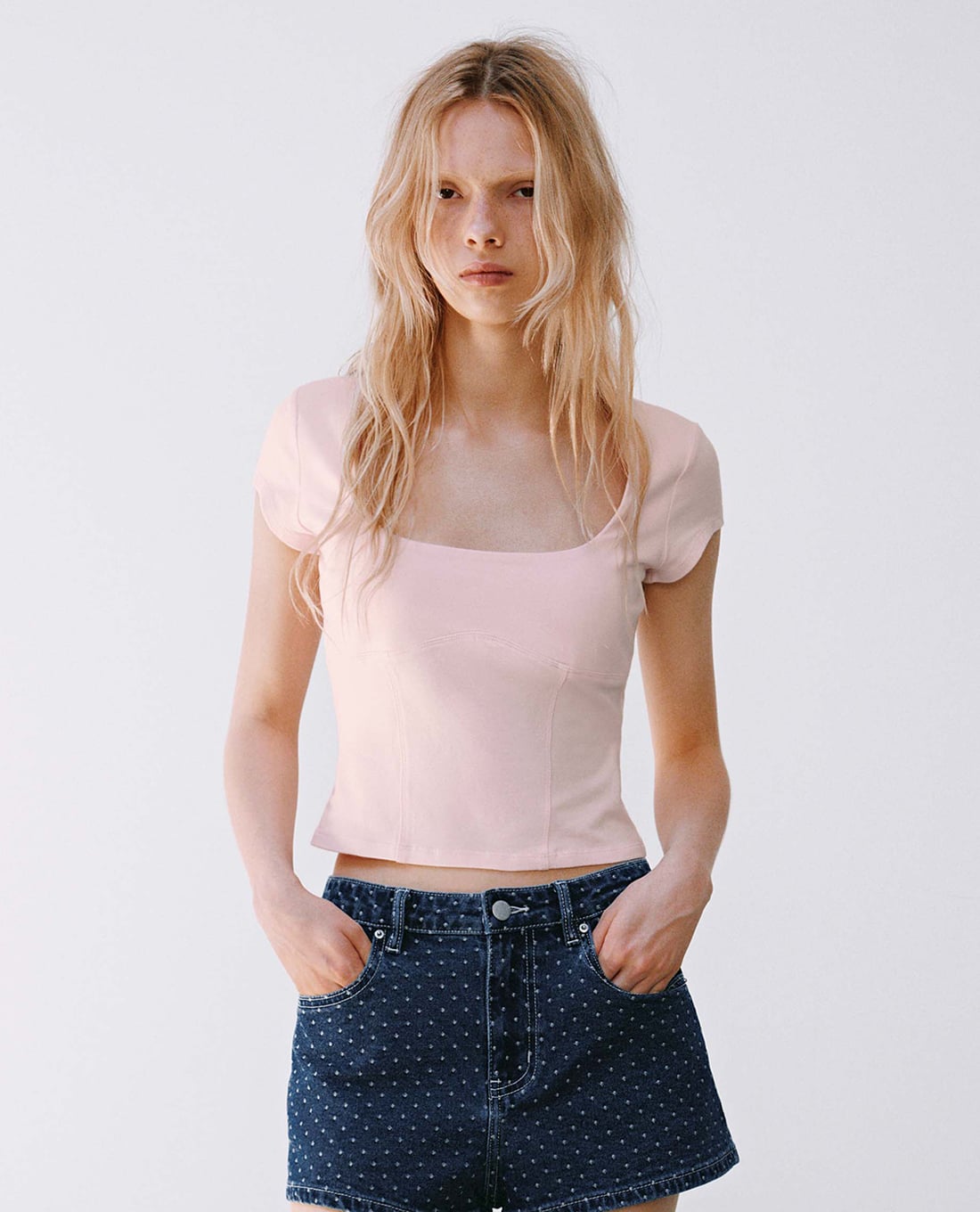URBAN REVIVO - Áo croptop nữ cổ vuông tay ngắn