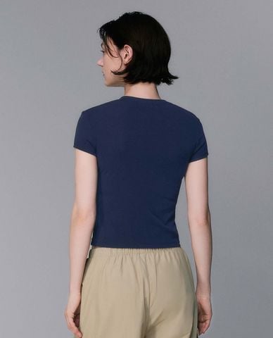  URBAN REVIVO - Áo thun nữ cổ tròn tay ngắn thêu họa tiết 