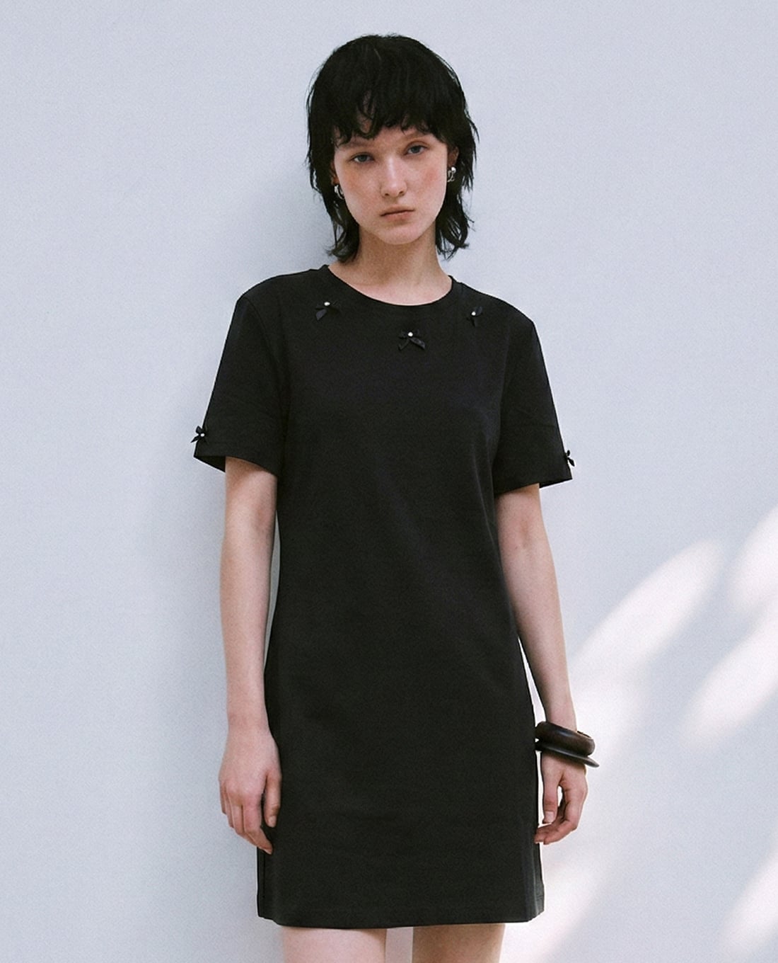 URBAN REVIVO - Đầm mini cổ tròn đính nơ phom suông