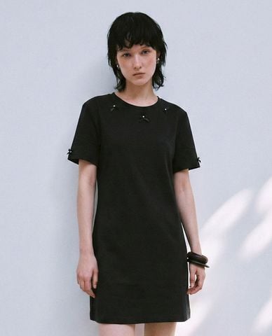  URBAN REVIVO - Đầm mini cổ tròn đính nơ phom suông 