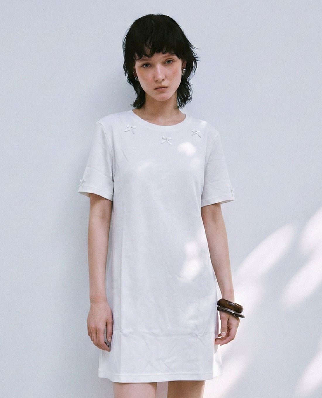 URBAN REVIVO - Đầm mini cổ tròn đính nơ phom suông