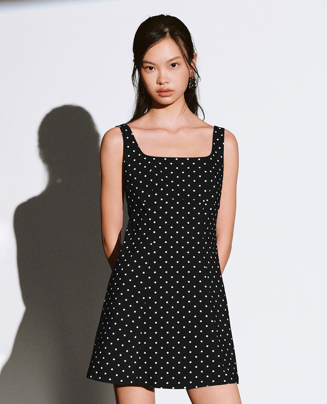 URBAN REVIVO - Đầm hai dây mini cổ vuông chấm bi