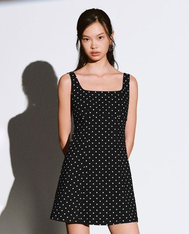  URBAN REVIVO - Đầm hai dây mini cổ vuông chấm bi 
