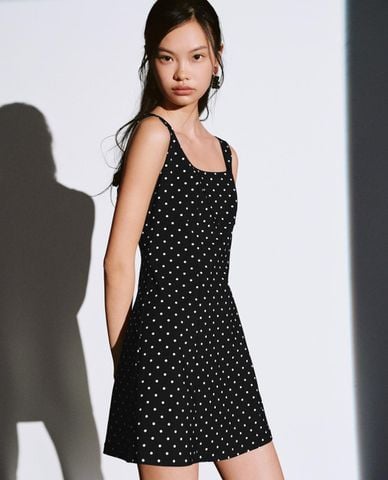  URBAN REVIVO - Đầm hai dây mini cổ vuông chấm bi 