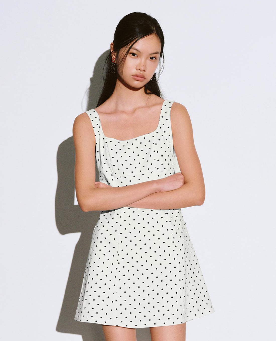 URBAN REVIVO - Đầm hai dây mini cổ vuông chấm bi