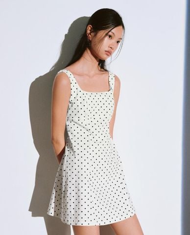  URBAN REVIVO - Đầm hai dây mini cổ vuông chấm bi 