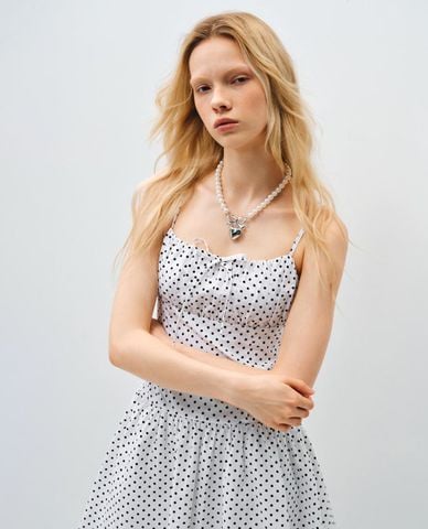  URBAN REVIVO - Đầm hai dây mini cổ vuông chấm bi phối nơ 