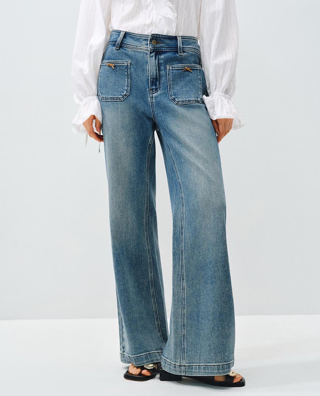 URBAN REVIVO - Quần jeans nữ ống loe phối túi đính nơ