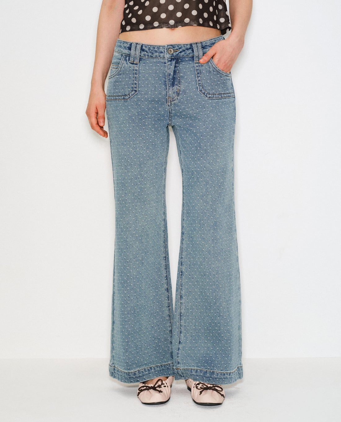 URBAN REVIVO - Quần jeans nữ ống loe họa tiết chấm bi