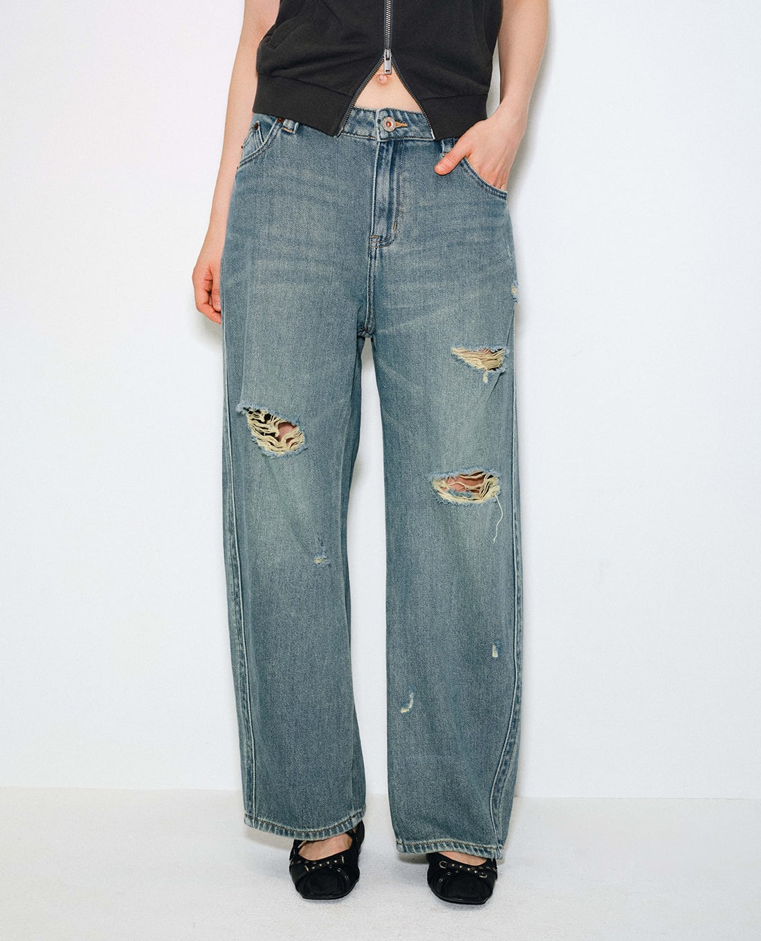 URBAN REVIVO - Quần jeans nữ ống rộng wash bạc rách gối