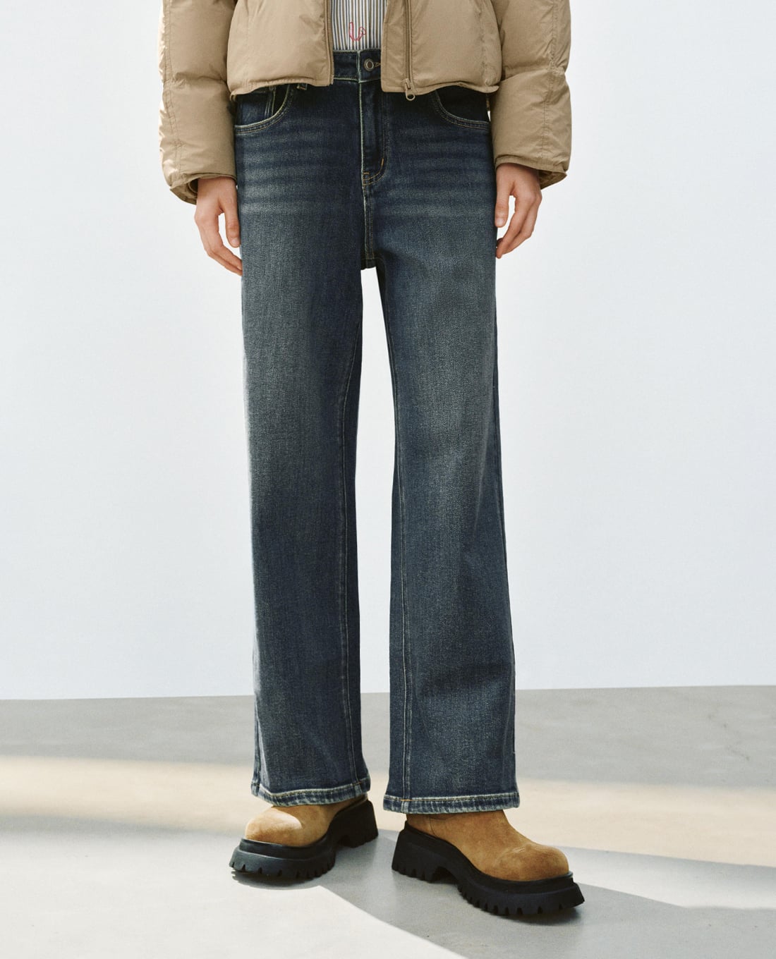 URBAN REVIVO - Quần jeans nữ ống đứng wash bạc