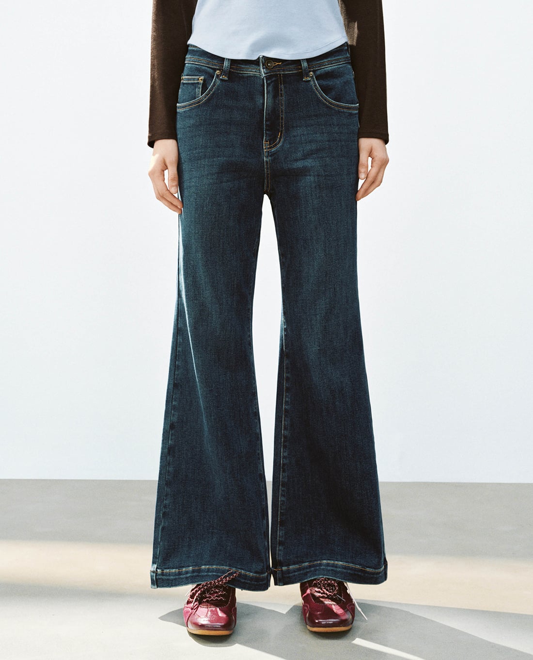 URBAN REVIVO - Quần jeans nữ ống loe wash bạc