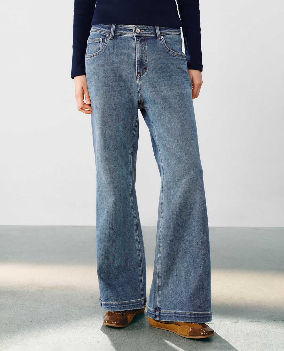 URBAN REVIVO - Quần jeans nữ ống loe wash bạc