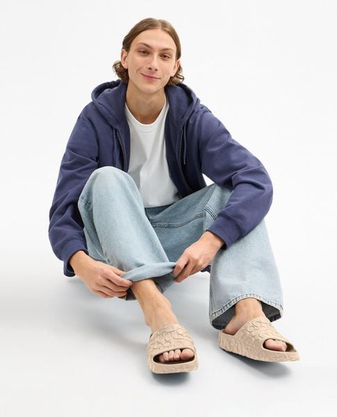 Quà sinh nhật cho nam - Dép hoặc sandal thoải mái