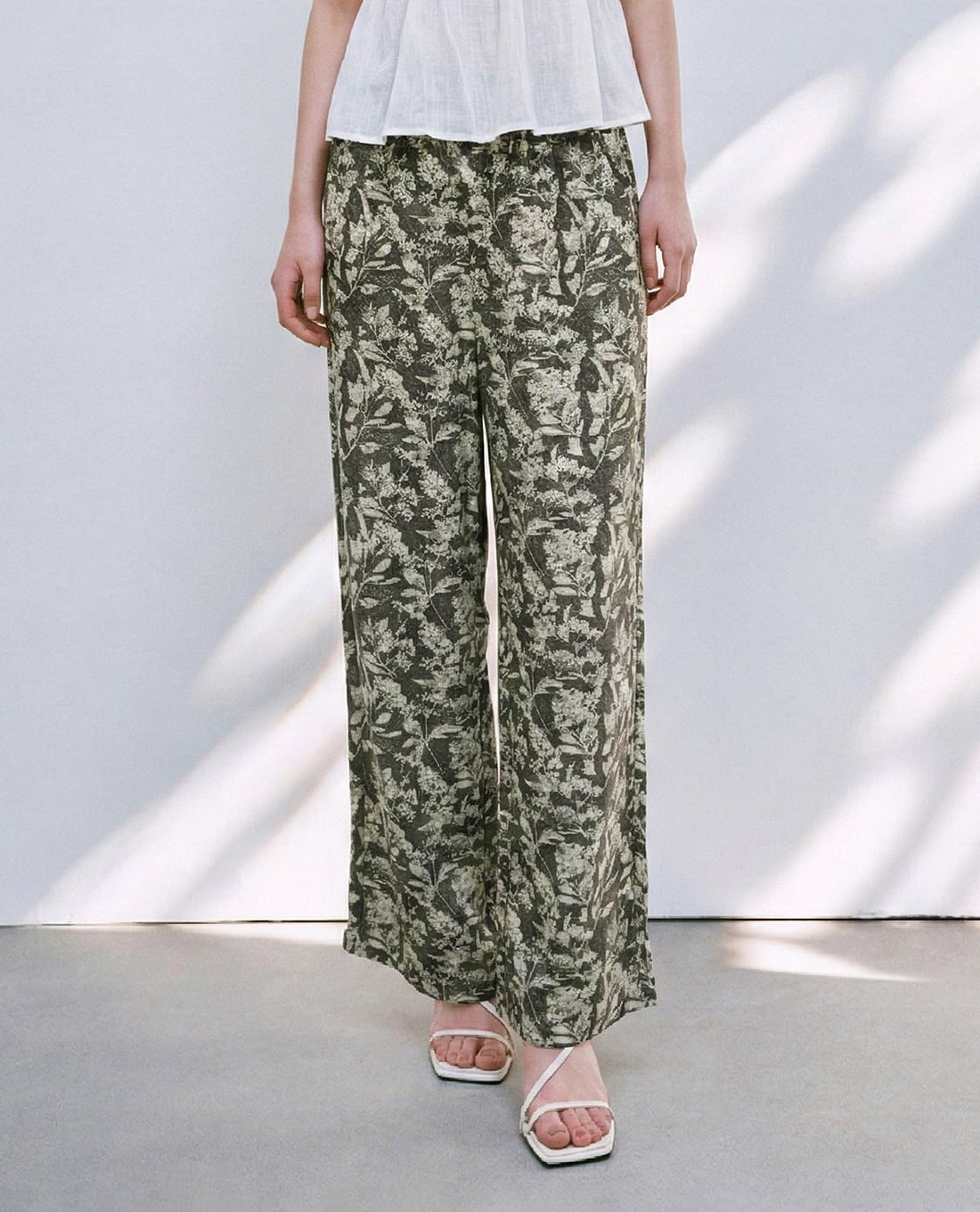 URBAN REVIVO - Quần nữ ống rộng lưng thun phối họa tiết