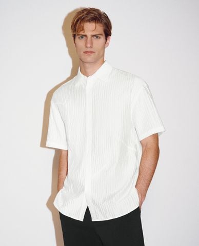  URBAN REVIVO - Áo sơ mi nam cổ bẻ tay ngắn kẻ sọc 