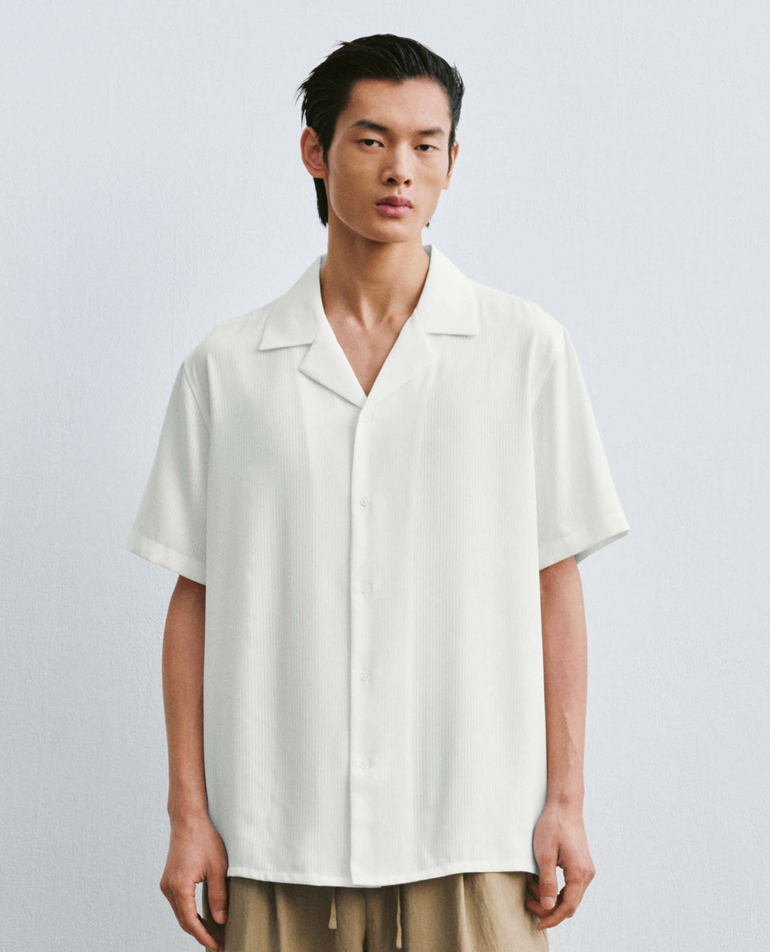 URBAN REVIVO - Áo sơ mi nam cổ V tay ngắn tối giản