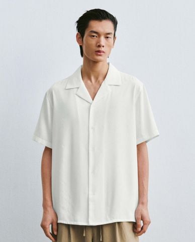  URBAN REVIVO - Áo sơ mi nam cổ V tay ngắn tối giản 
