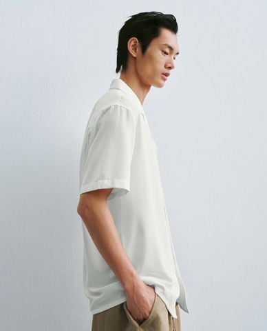  URBAN REVIVO - Áo sơ mi nam cổ V tay ngắn tối giản 