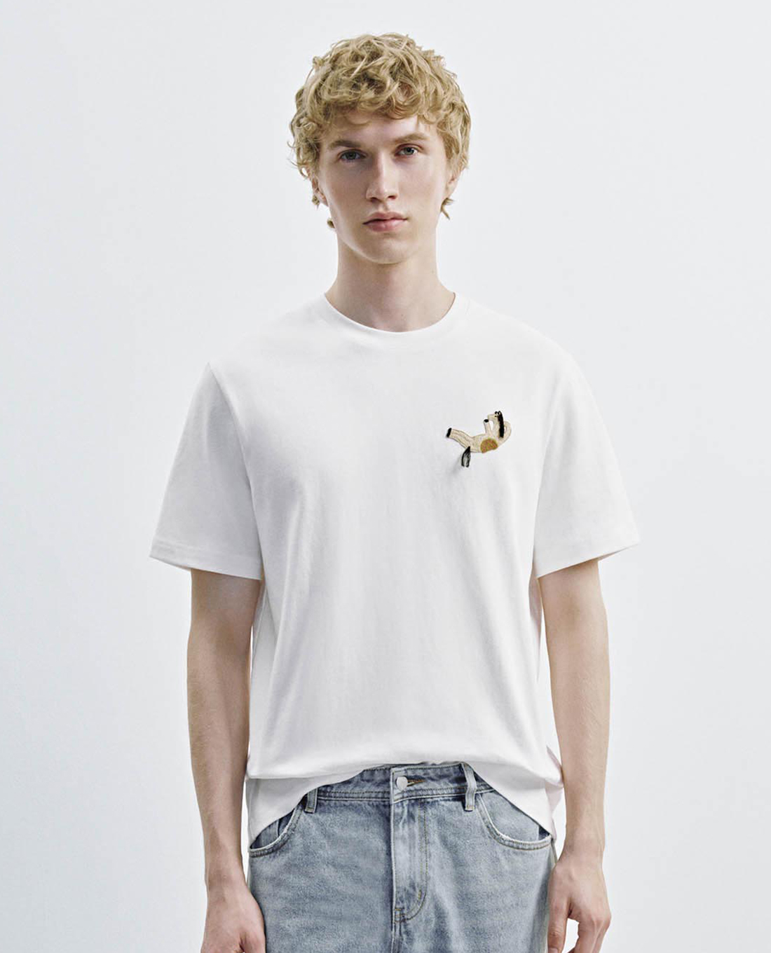 URBAN REVIVO - Áo thun nam cổ tròn tay ngắn thêu họa tiết