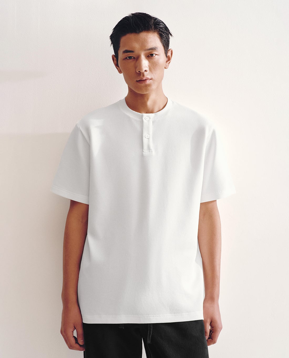 URBAN REVIVO - Áo thun nam cổ henley tay ngắn thanh lịch