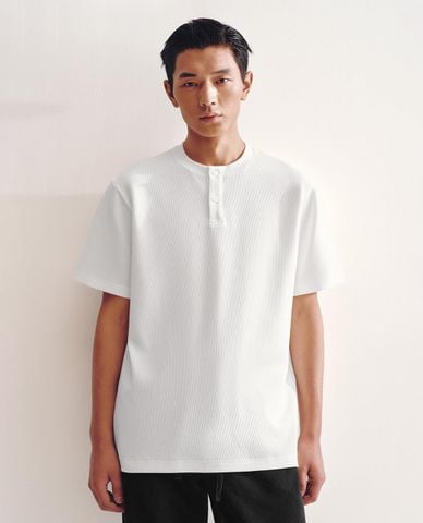  URBAN REVIVO - Áo thun nam cổ henley tay ngắn thanh lịch 