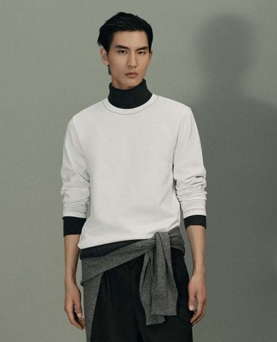  URBAN REVIVO - Áo thun nam cổ tròn tay dài hiện đại 