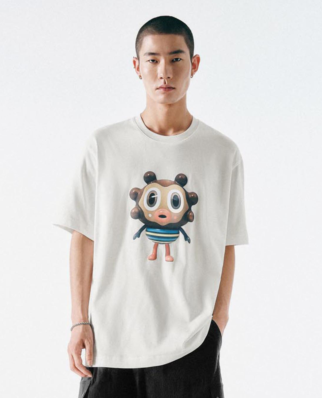 URBAN REVIVO - Áo thun nam cổ tròn tay ngắn in họa tiết