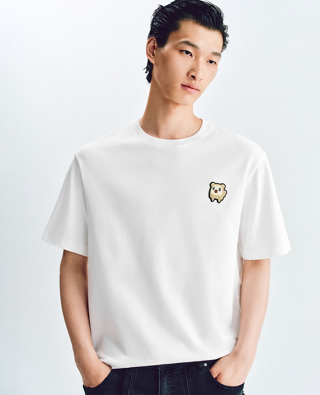 URBAN REVIVO - Áo thun nam cổ tròn tay ngắn in họa tiết