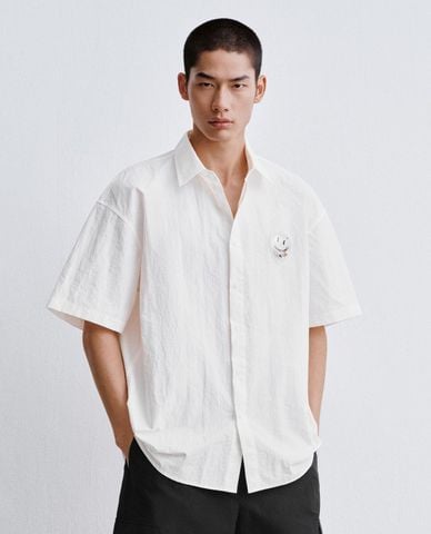  URBAN REVIVO - Áo sơ mi nam cổ bẻ tay ngắn phối họa tiết 