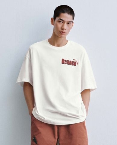  URBAN REVIVO - Áo thun nam cổ tròn tay ngắn in chữ 