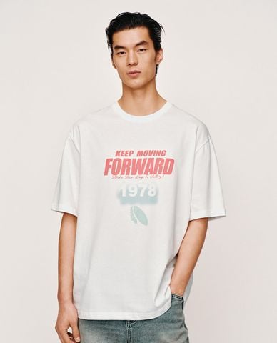  URBAN REVIVO - Áo thun nam cổ tròn tay ngắn in chữ 