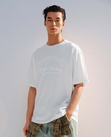  URBAN REVIVO - Áo thun nam cổ tròn tay ngắn thêu nổi 
