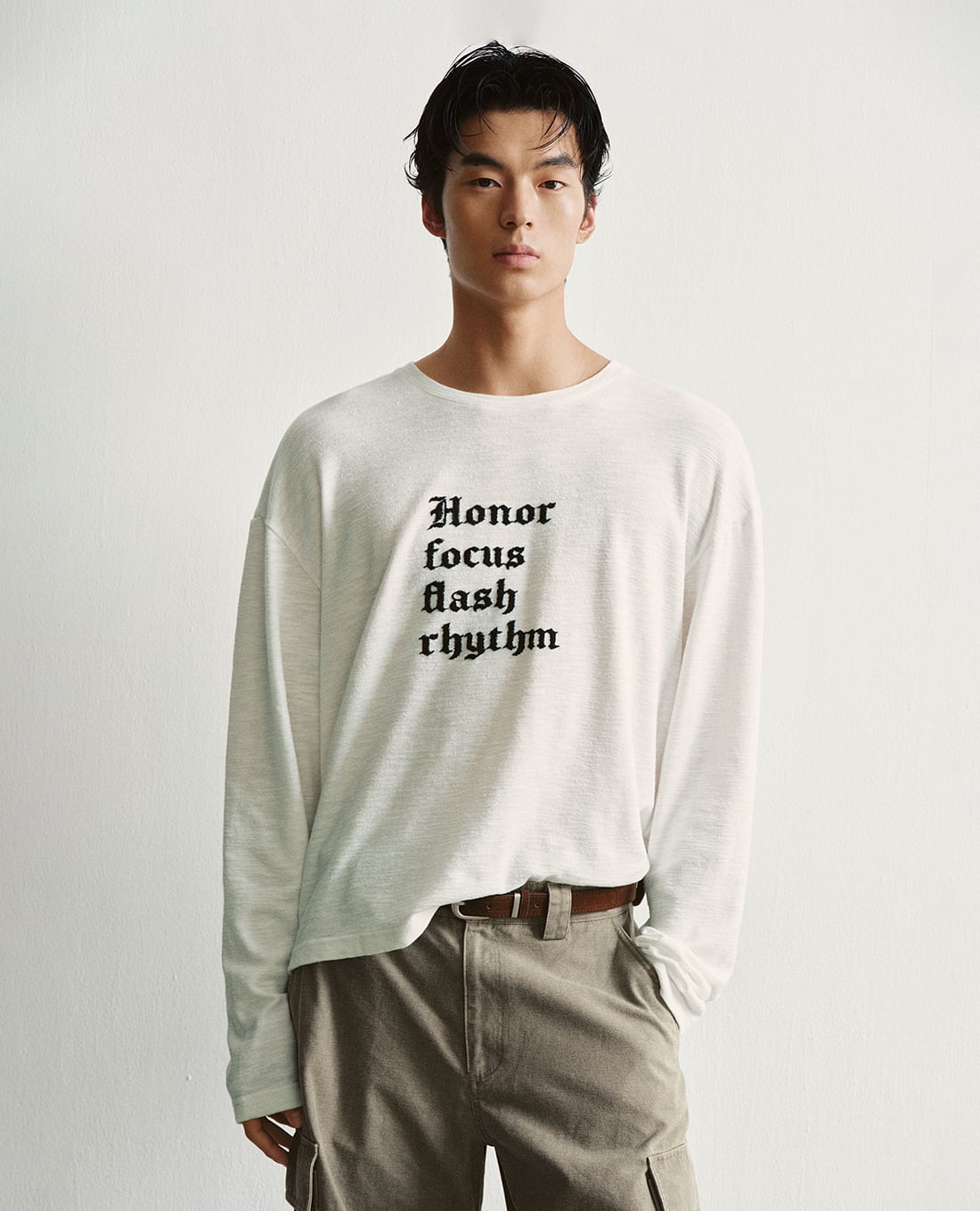 URBAN REVIVO - Áo thun nam cổ tròn tay dài thêu chữ