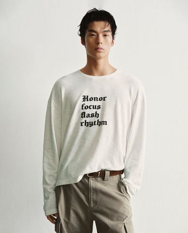  URBAN REVIVO - Áo thun nam cổ tròn tay dài thêu chữ 