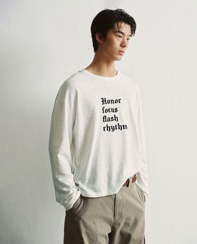  URBAN REVIVO - Áo thun nam cổ tròn tay dài thêu chữ 