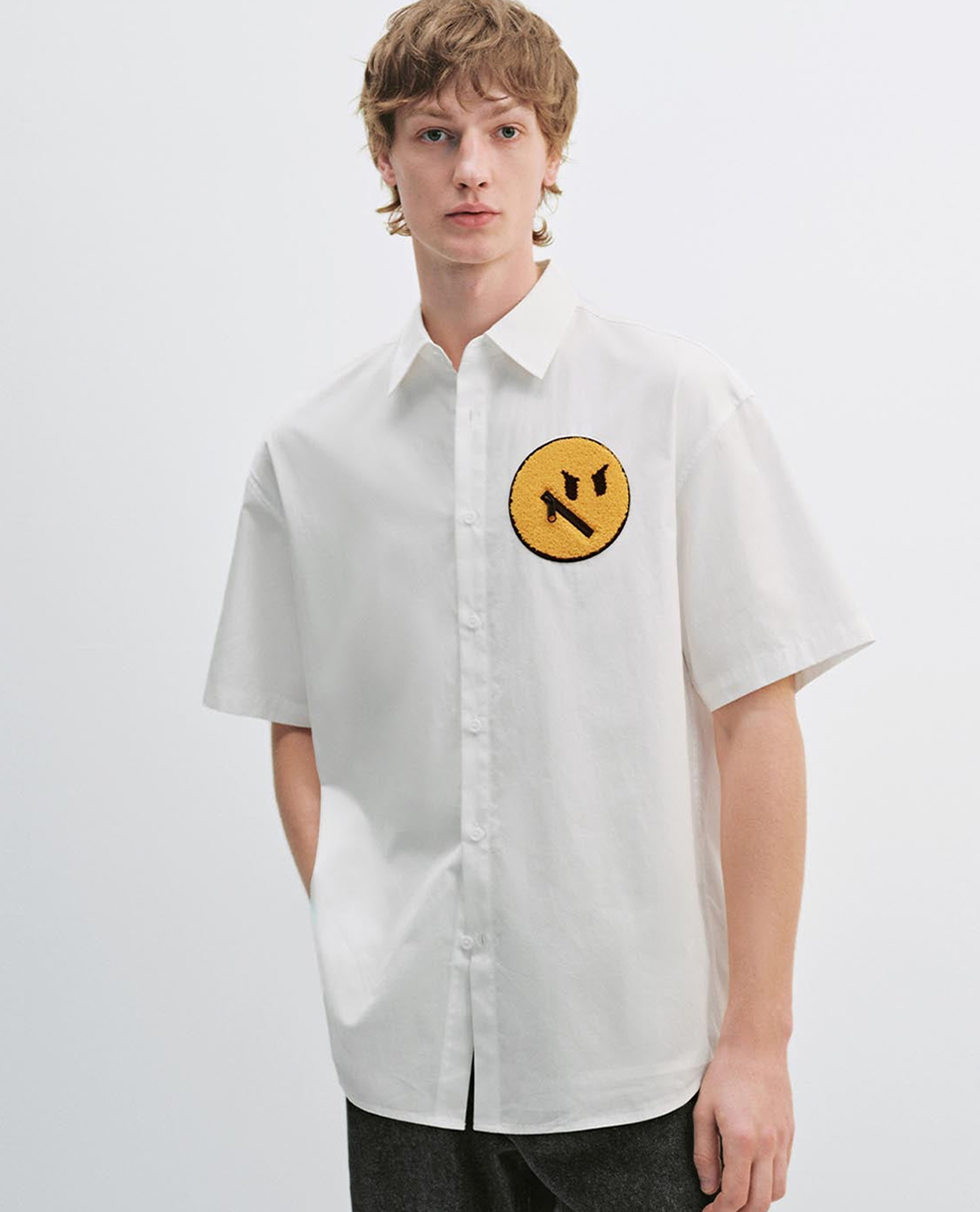 URBAN REVIVO - Áo sơ mi nam cổ bẻ tay ngắn năng động