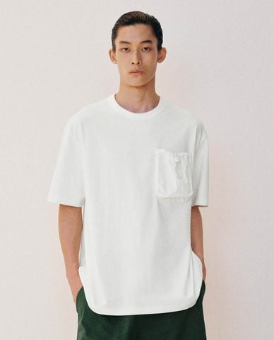  URBAN REVIVO - Áo thun nam cổ tròn tay ngắn phối túi 