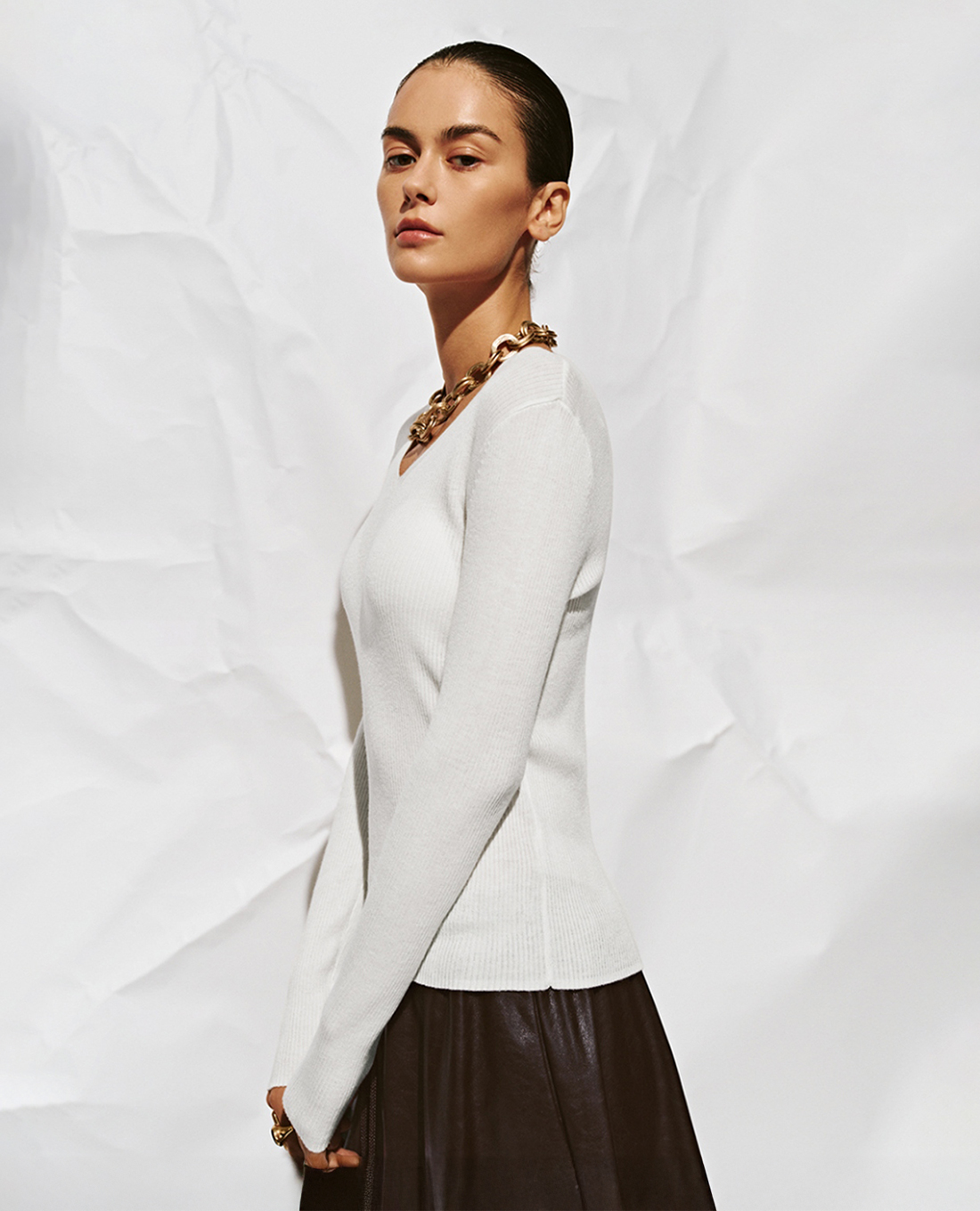 URBAN REVIVO - Áo dệt kim nữ V tay dài phom ôm