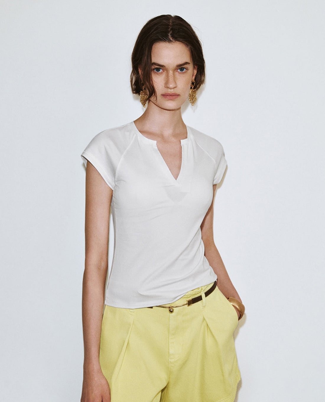 URBAN REVIVO - Áo thun nữ cổ V tay ngắn xếp nếp