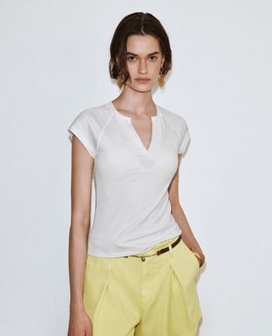  URBAN REVIVO - Áo thun nữ cổ V tay ngắn xếp nếp 