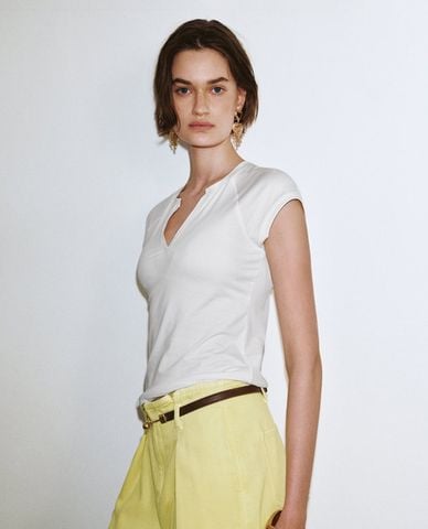  URBAN REVIVO - Áo thun nữ cổ V tay ngắn xếp nếp 