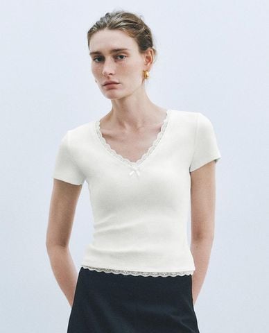  URBAN REVIVO - Áo kiểu nữ cổ V tay ngắn phối viền ren 