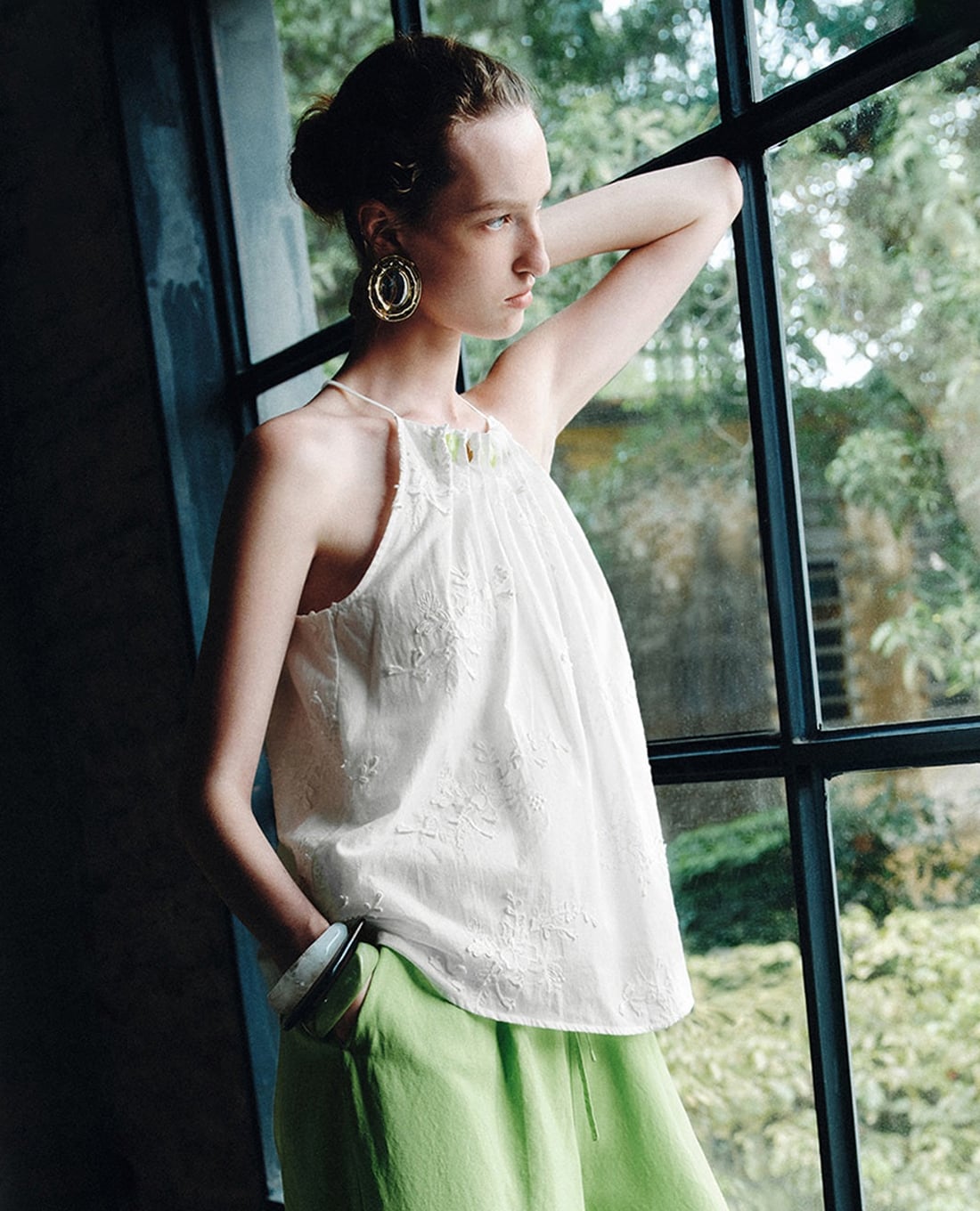 URBAN REVIVO - Áo kiểu nữ cổ yếm thêu hoa phối hạt