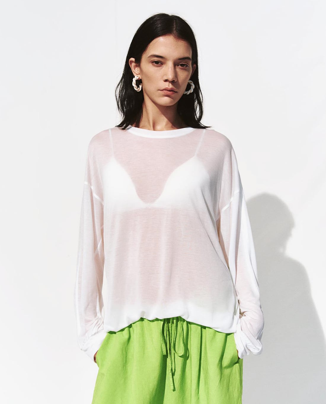 URBAN REVIVO - Áo kiểu nữ cổ tròn tay dài xuyên thấu