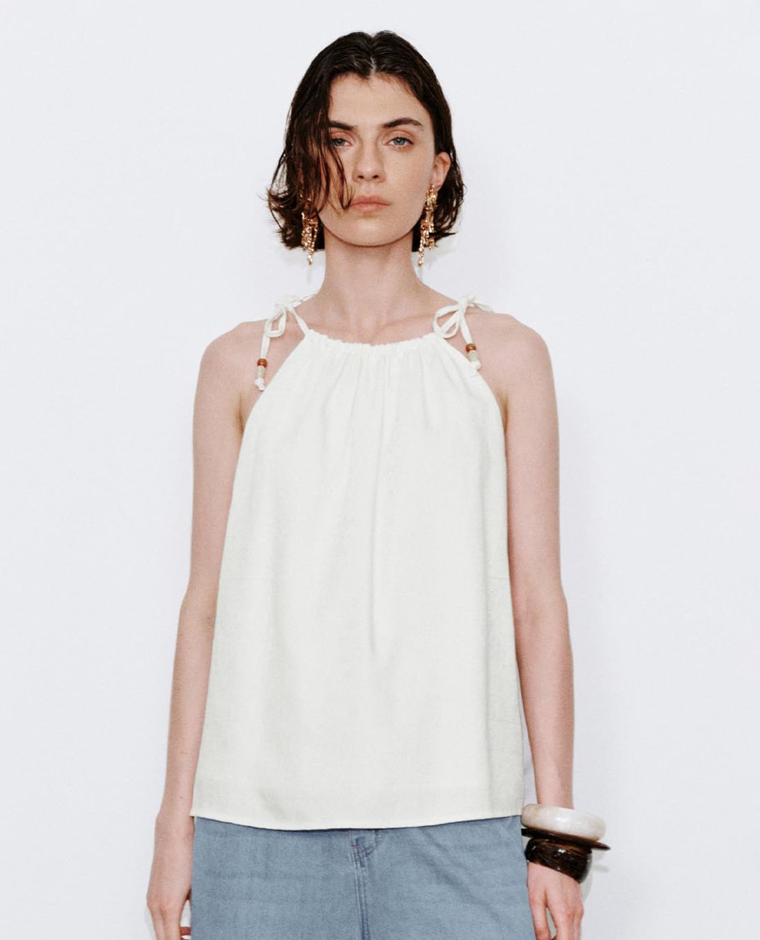 URBAN REVIVO - Áo hai dây nữ denim cổ nhún phối hạt